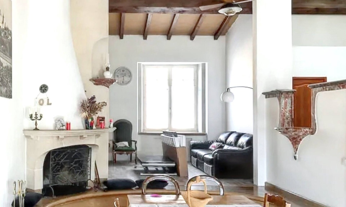 Villalier House | Homerez - Elegant House in Villalier with Garden and Jacuzzi