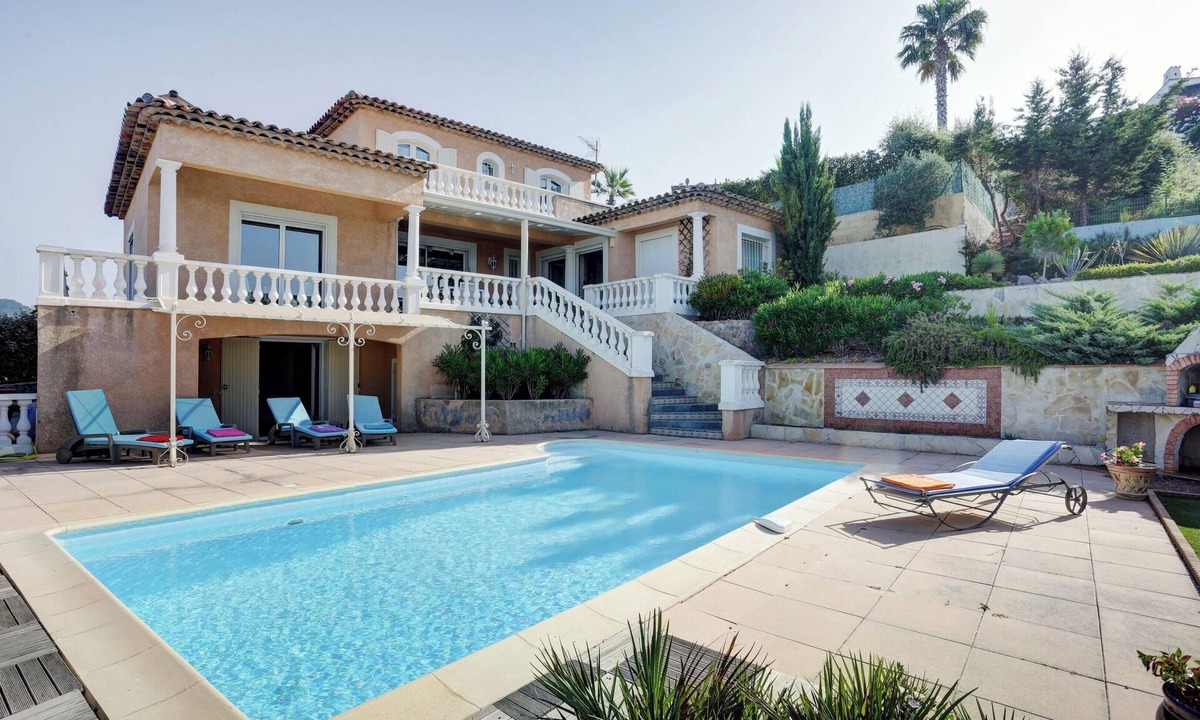 Frejus Villa | Homerez - Elegant Villa in Fréjus, Private Pool