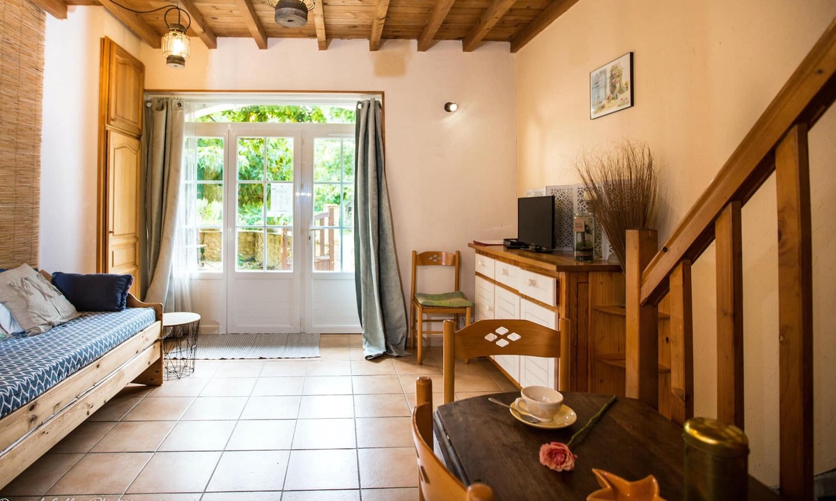 Saint-Front-de-Pradoux House | Homerez - House for 4 ppl. with shared pool and spa at Saint-Front-de-Pradoux