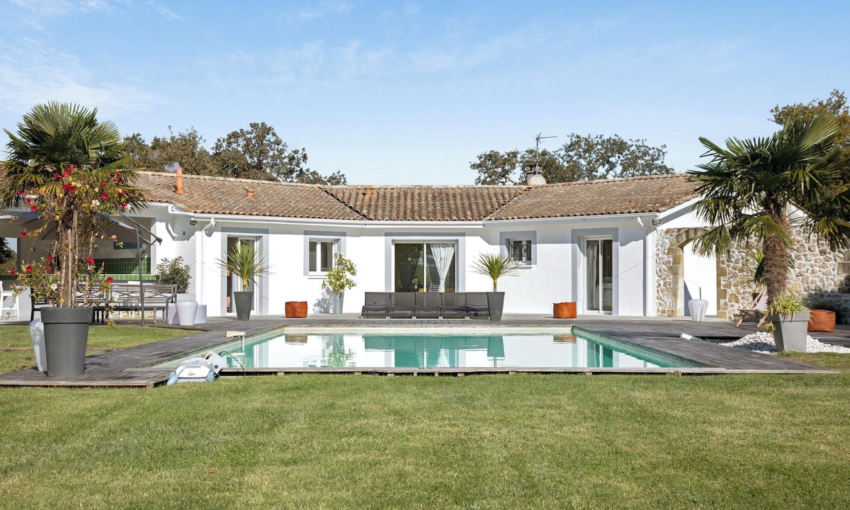 Saint-Germain-dEsteuil Villa | Homerez - Villa in Saint-Germain-d'Esteuil