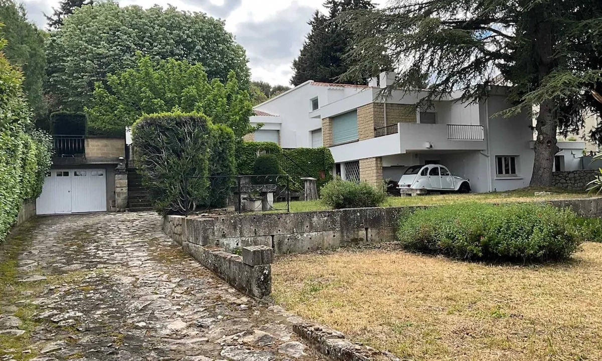 Villeneuve-les-Avignon House | Homerez - House with a View in Villeneuve-lès-Avignon