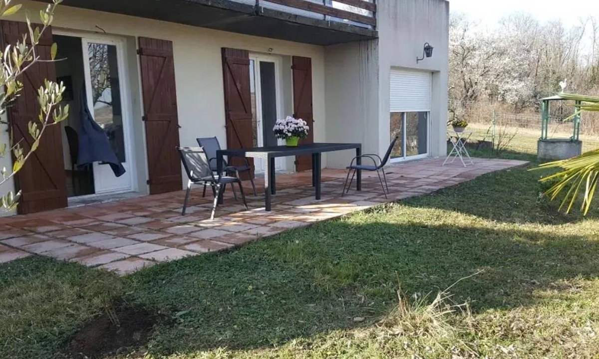 Les Martres-de-Veyre Apartment | Homerez - House Les Martres-de-Veyre