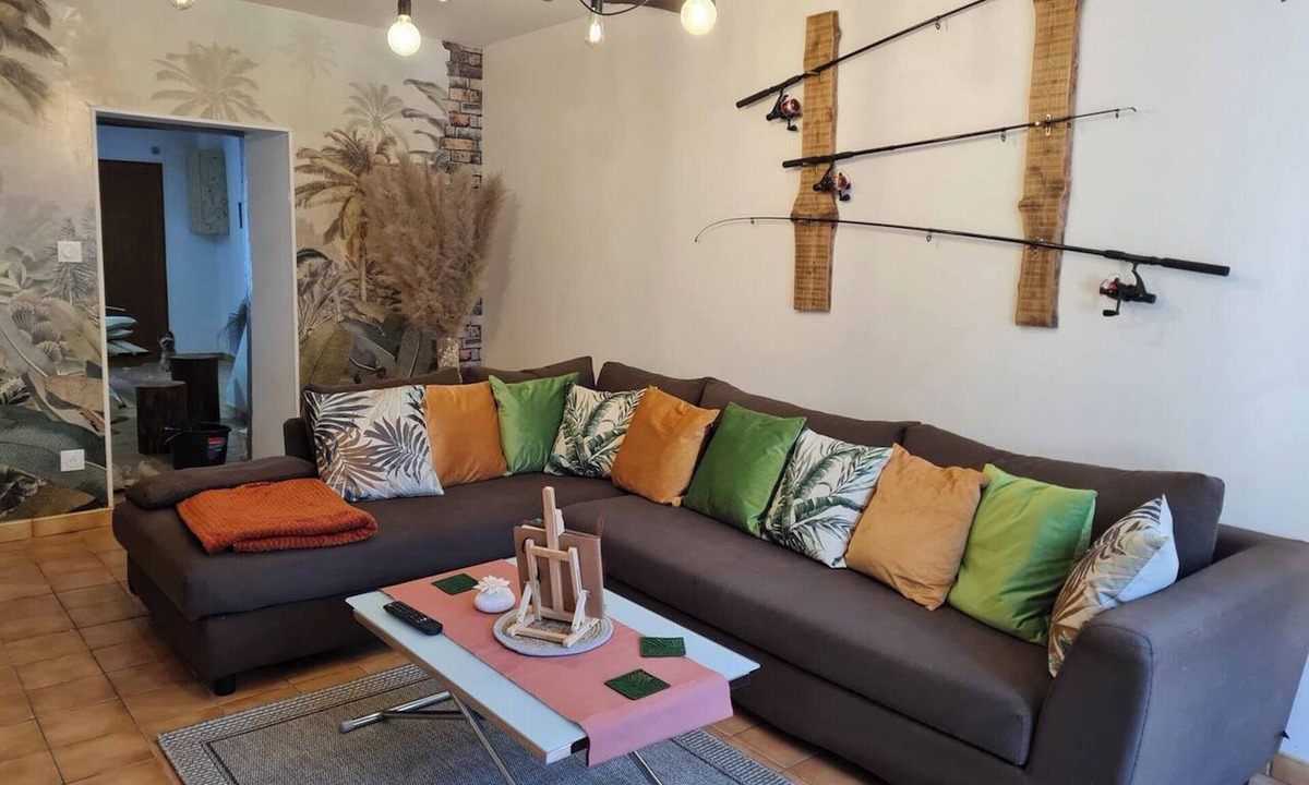 Deville House | Homerez - House in Deville with Terrace