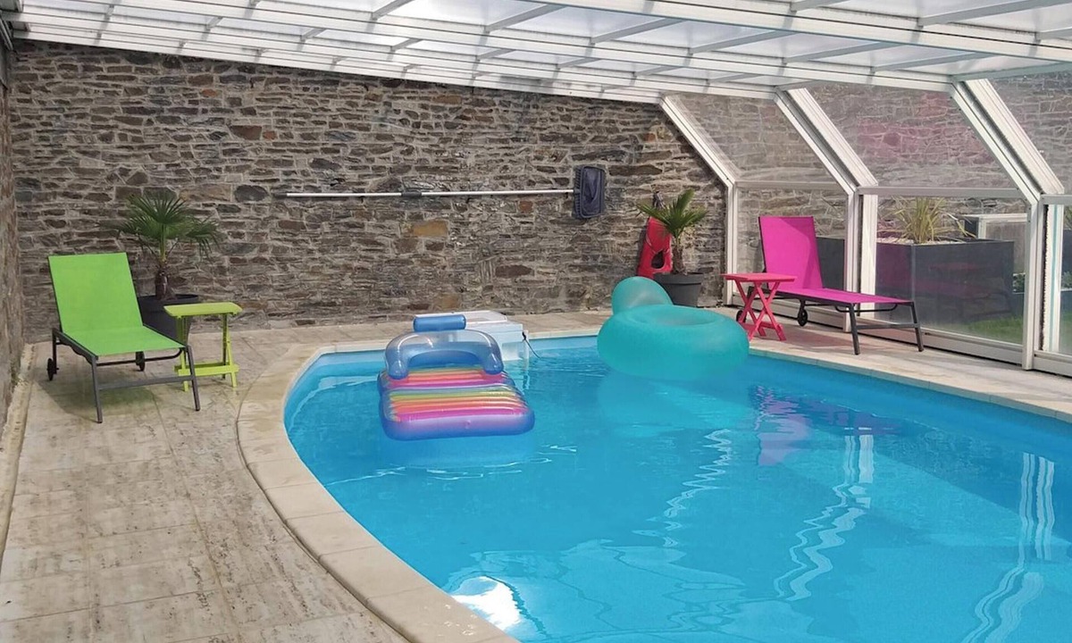 Pontorson House | Homerez - House Pontorson, pool.