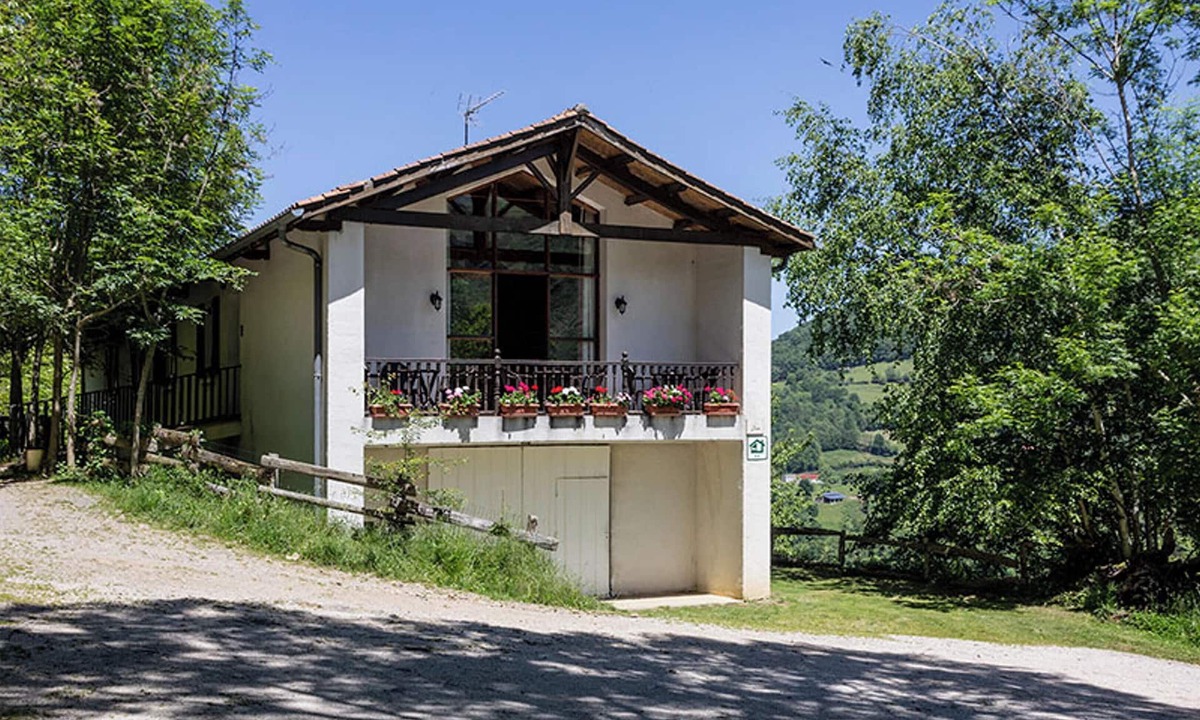 Valcarlos House | Homerez - Large house in Gaindola