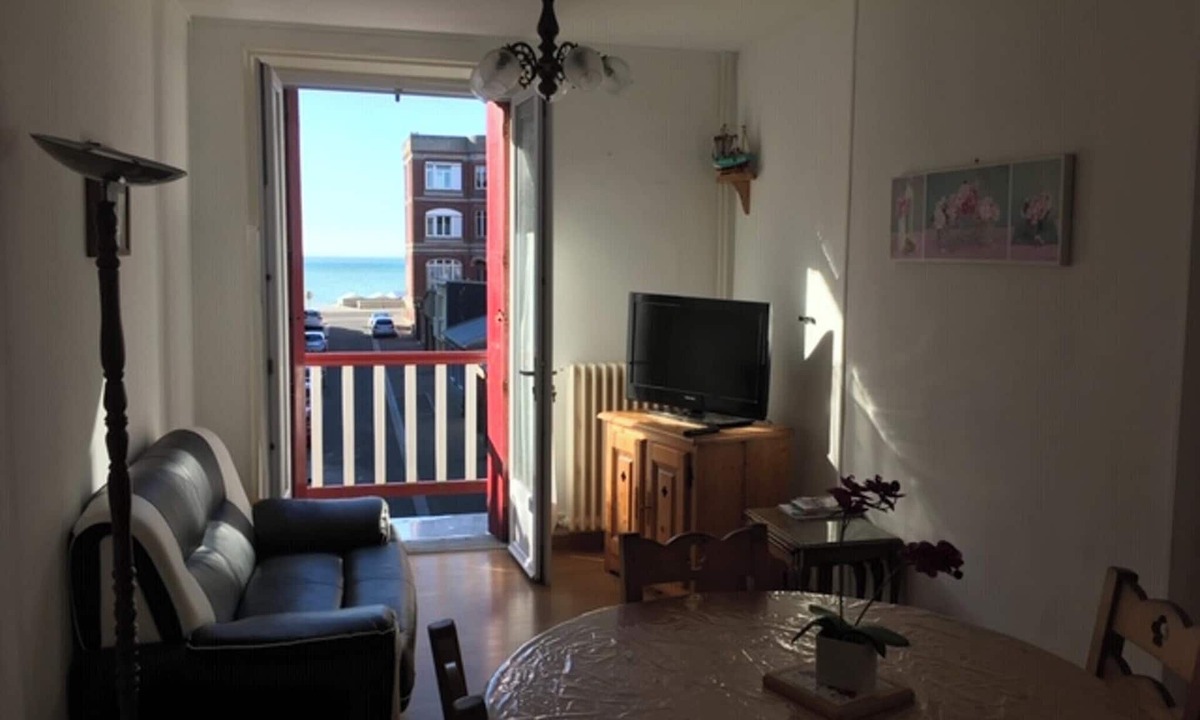 Mers-les-Bains Apartment | Homerez - Mers-les-Bains apt, sea view