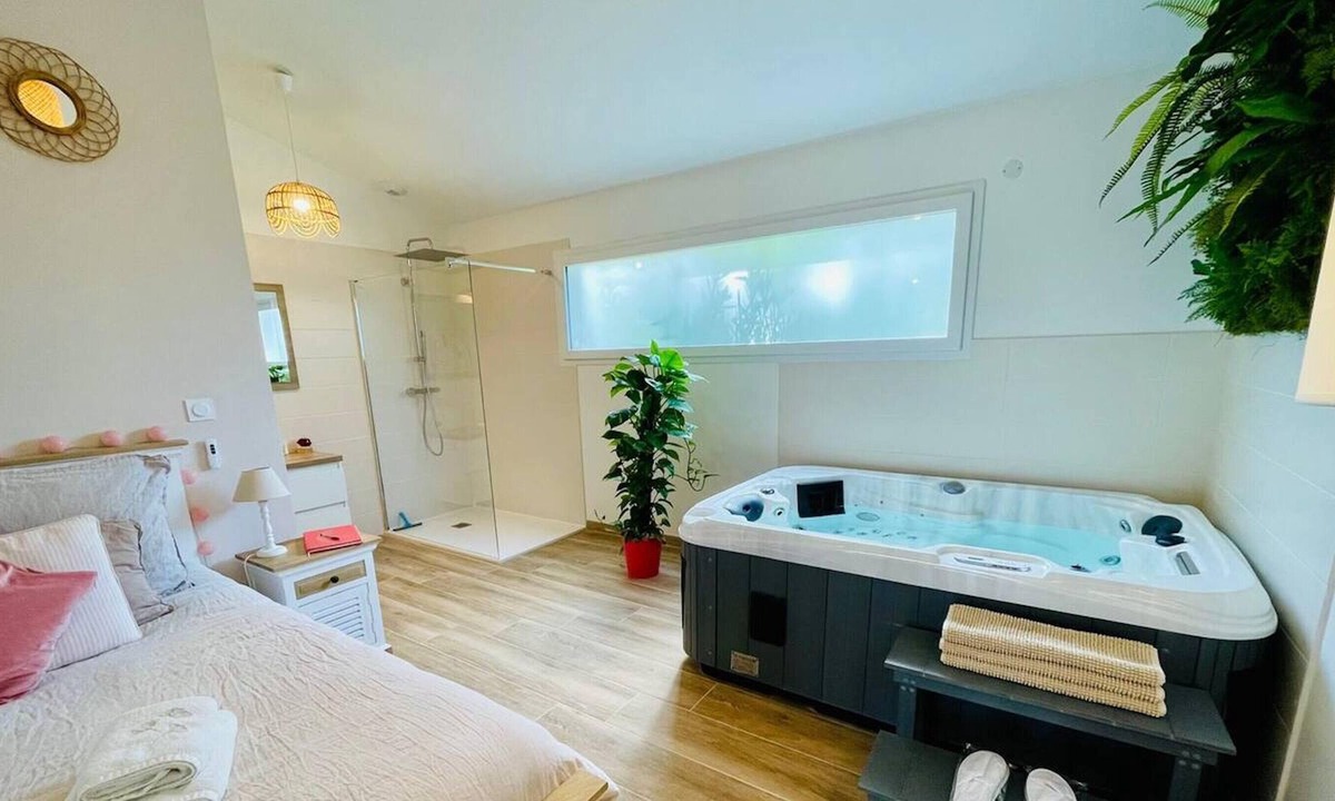 Uchaux House | Homerez - Nice house for 2 ppl. with jacuzzi at Uchaux