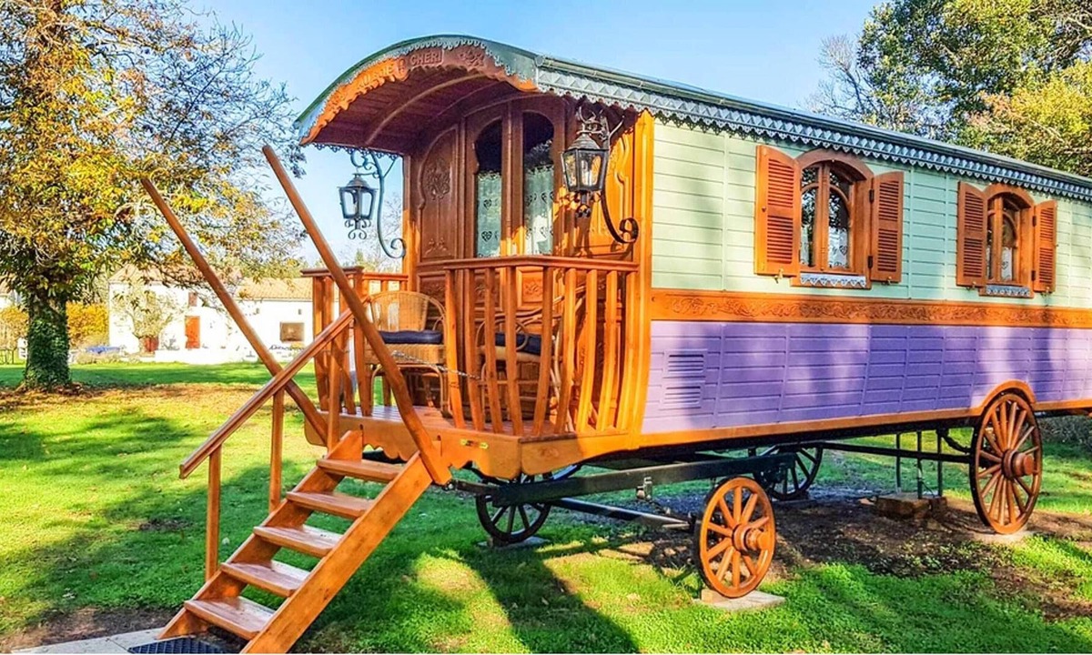 Bussac-Foret House | Homerez - Nice property for 2 ppl. with shared pool at Bussac-Forêt