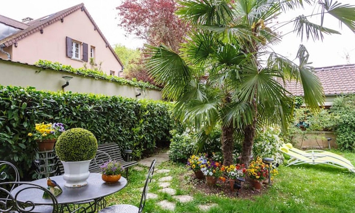 Ville-d'Avray Apartment | Homerez - Nice studio 1 km away from the slopes for 2 ppl. at Ville-d'Avray