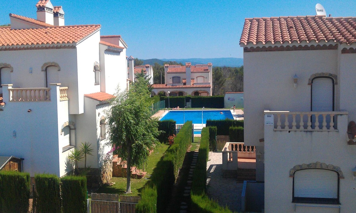 El Casalot Villa | Homerez - Nice villa for 8 ppl. with shared pool and garden at Miami Platja