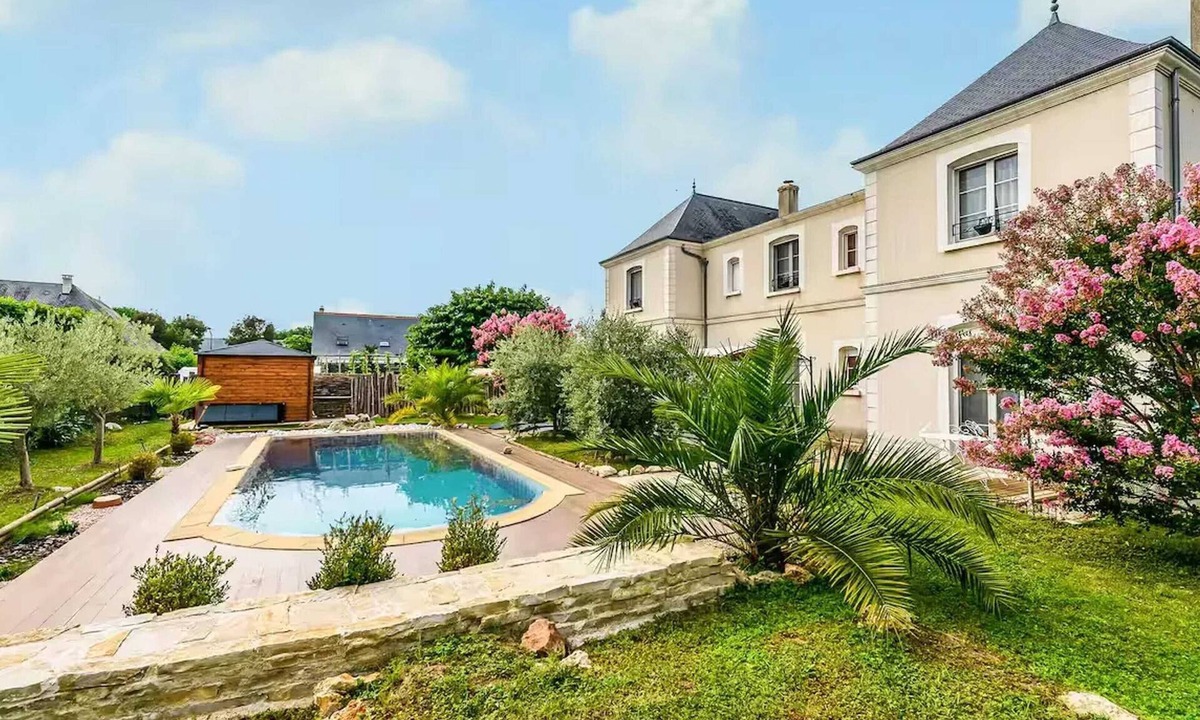 Saint-Cyr-sur-Loire Villa | Homerez - Refined Villa in Saint-Cyr-sur-Loire with Private Pool