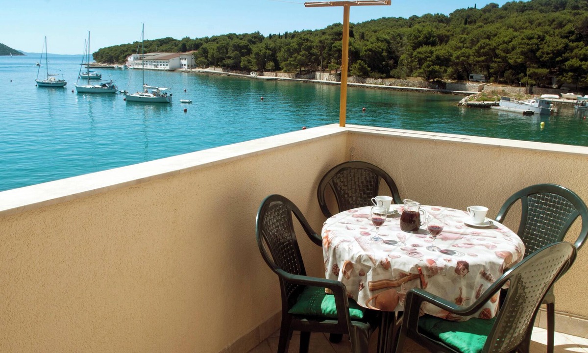 Prvic Luka Apartment | Homerez - Sea View Apt in Prvić Luka