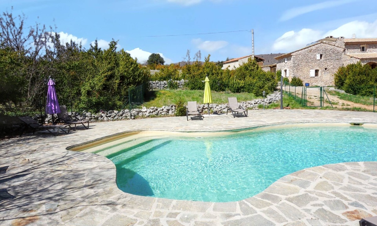 Simiane-la-Rotonde House | Homerez - Spacious house in Simaine La Rotonde