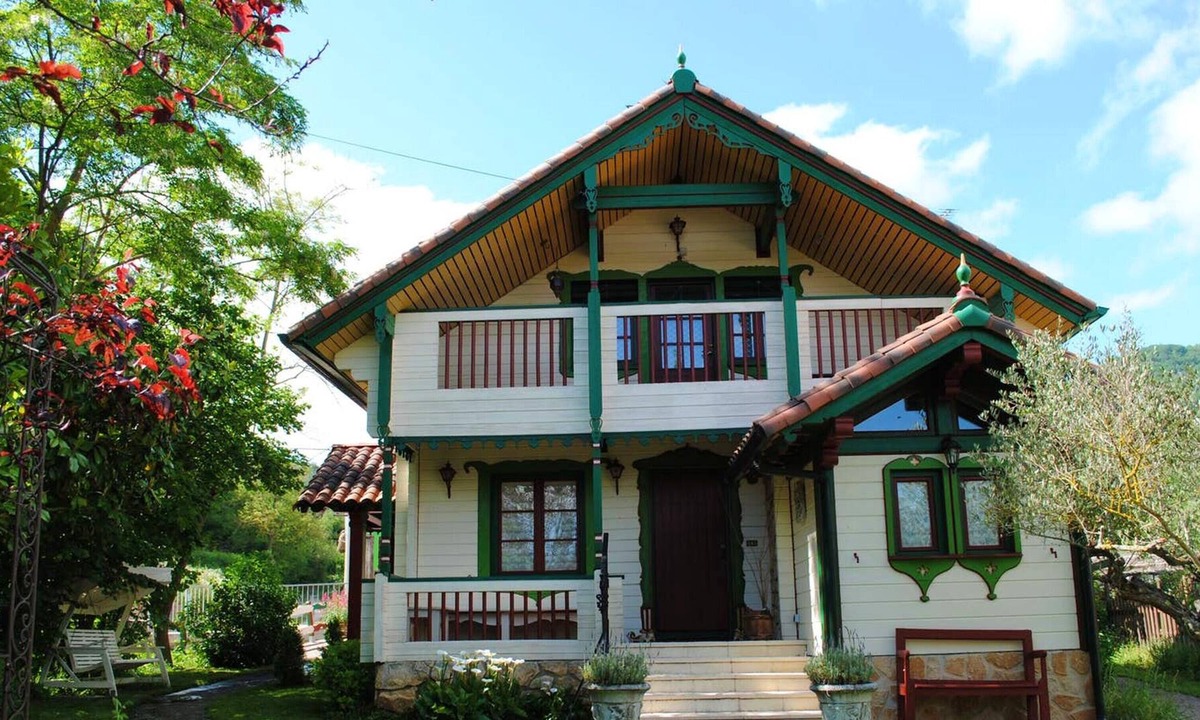 Sabando Ski Chalet | Homerez - Spacious cottage With mountain view and garden