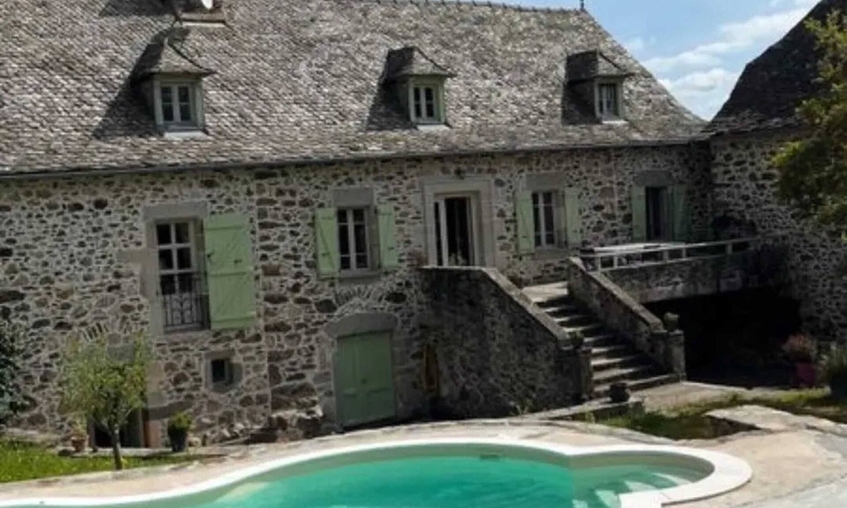 La Bastide-l'Eveque Villa | Homerez - Spacious villa with pool in Bas-Ségala
