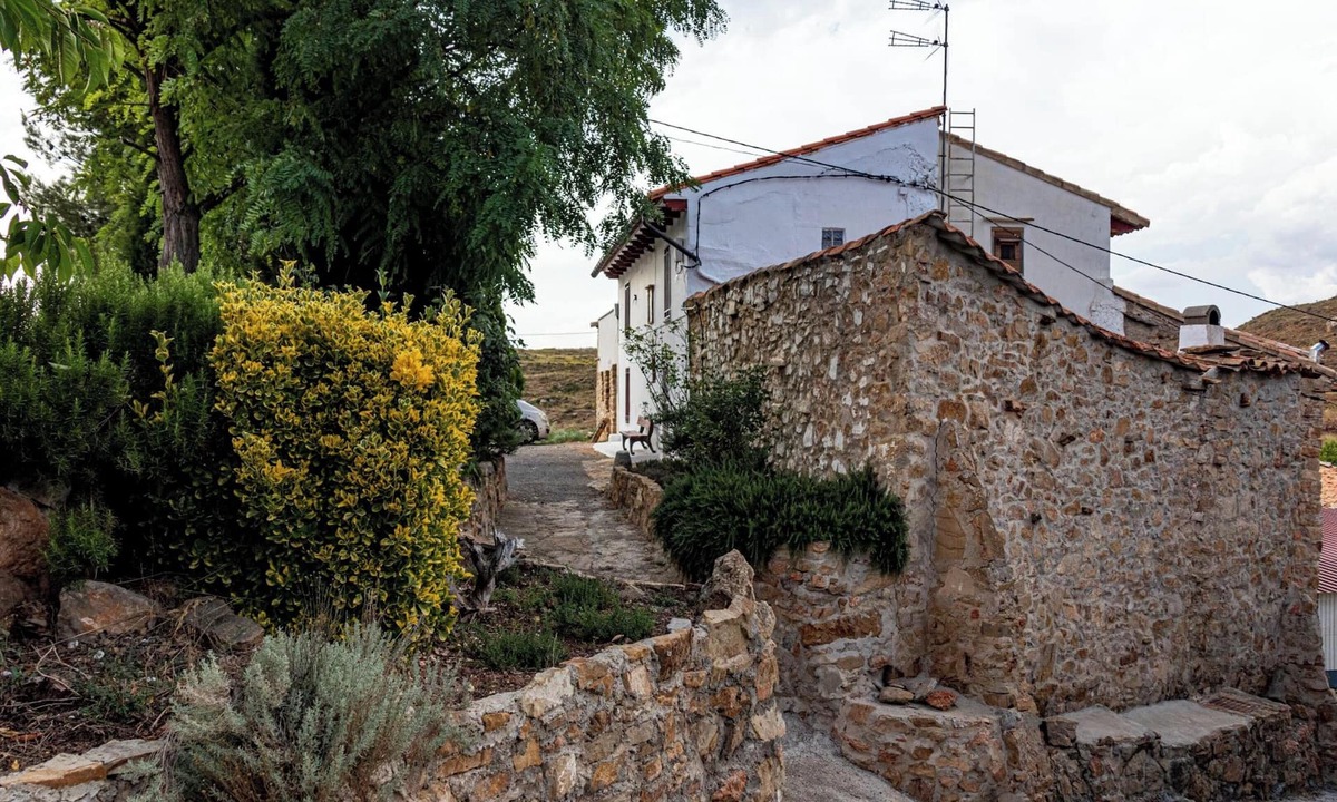 Albentosa House | Homerez - Spacious house in Albentosa with mountain view