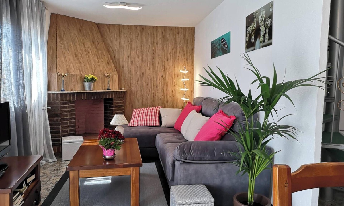 Deltebre House | Homerez - Spacious House in Deltebre, Terrace Included