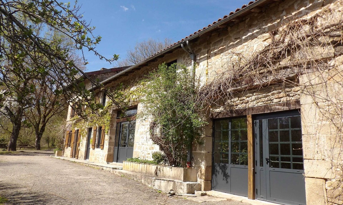 Razes House | Homerez - Spacious House with Shared Pool in Razès