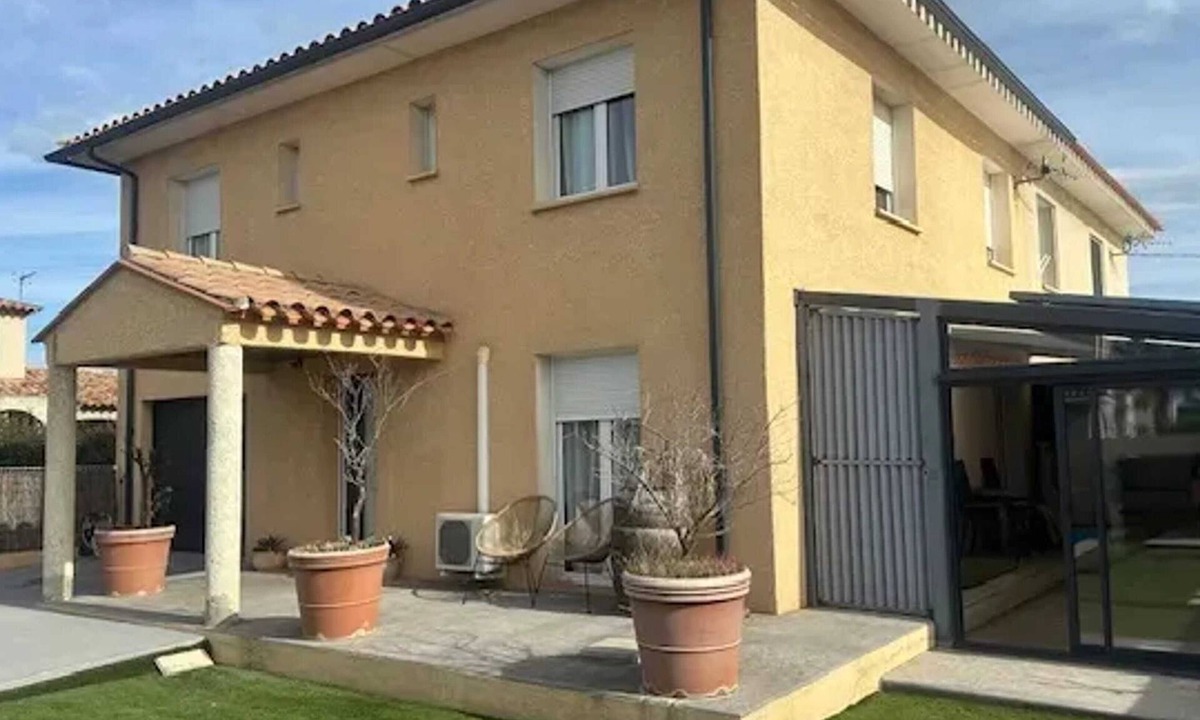 Claira Villa | Homerez - Spacious Villa in Claira with Private Pool