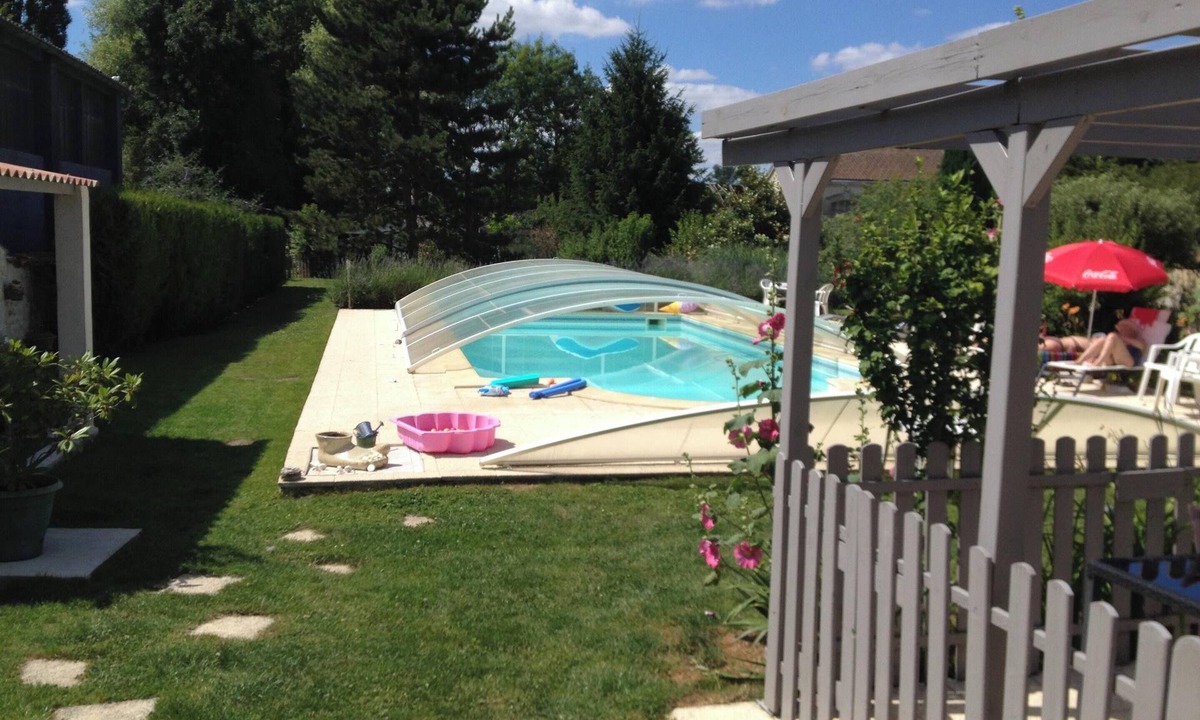 Saint-Jean-d'Angely Apartment | Homerez - Studio St-Jean-d'Angély