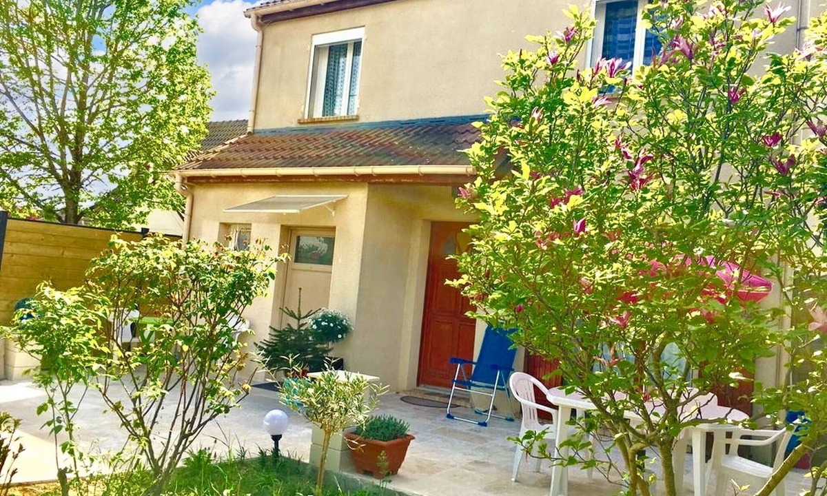 Pontault-Combault Apartment | Homerez - Studio Pontault-Combault