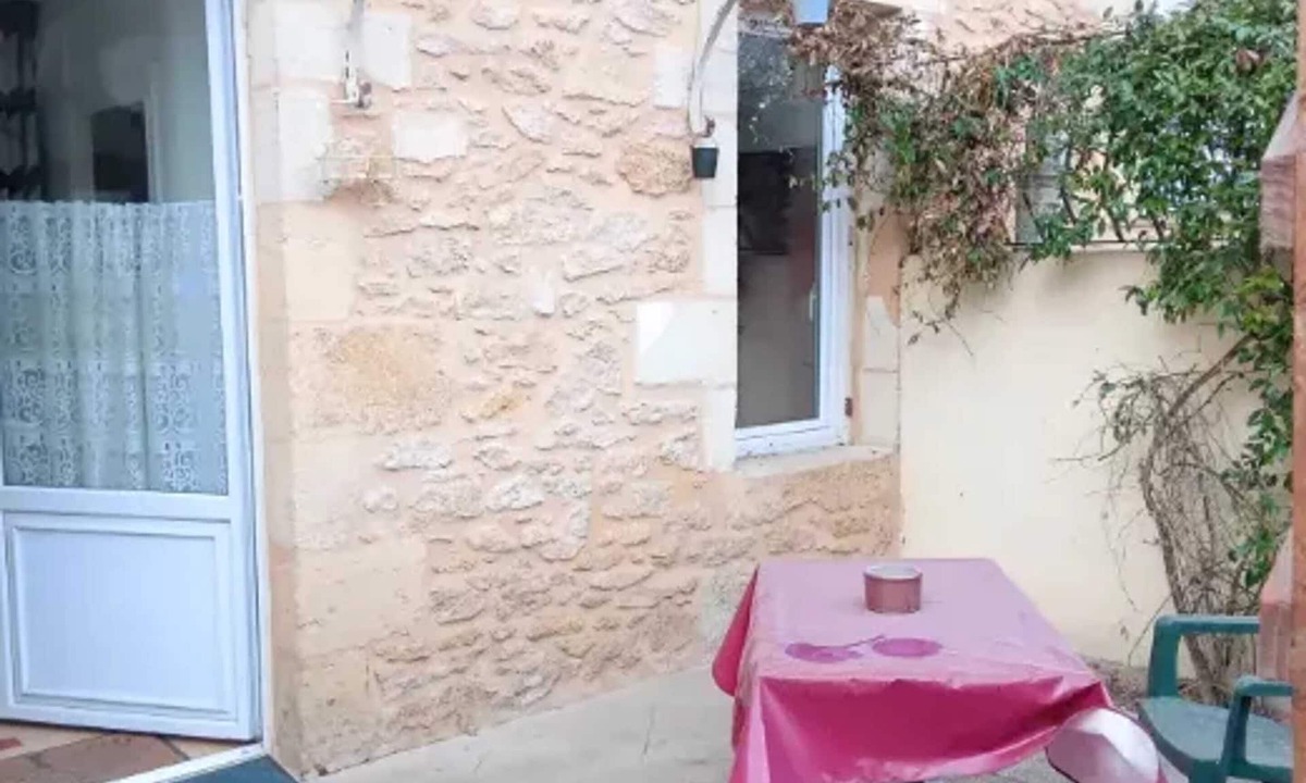 Langon Apartment | Homerez - Studio room with dining area - 45m2