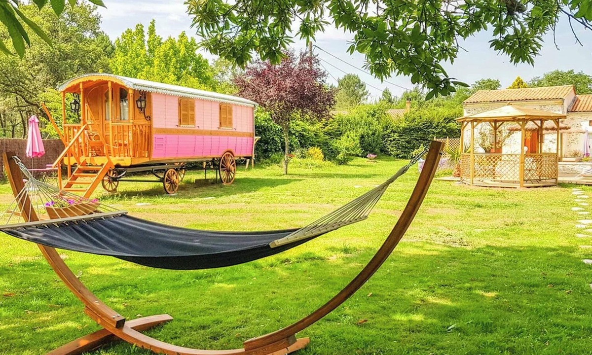 Bussac-Foret House | Homerez - Studio with pool in Bussac-Forêt