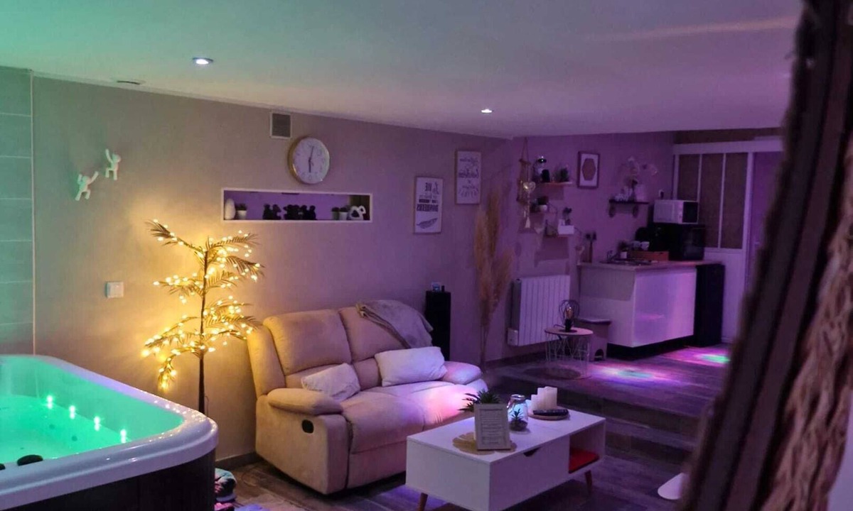 Westrehem Apartment | Homerez - Studio with Jacuzzi in Westrehem