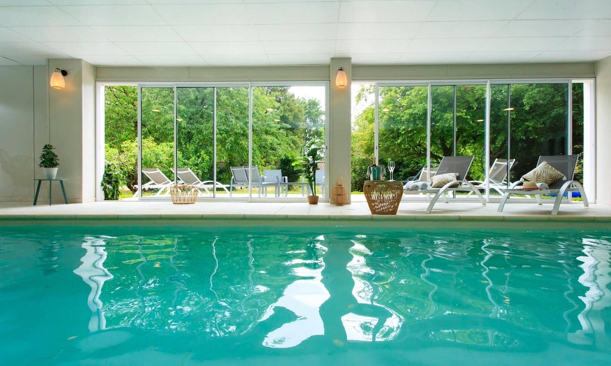 Villers-Bretonneux Villa | Homerez - Villa With swimming pool