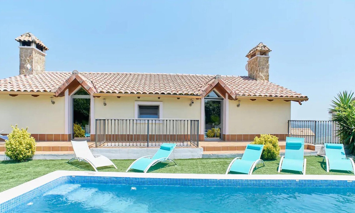 Olivella Villa | Homerez - Villa 10 km away from the beach with swimming-pool, jacuzzi and garden