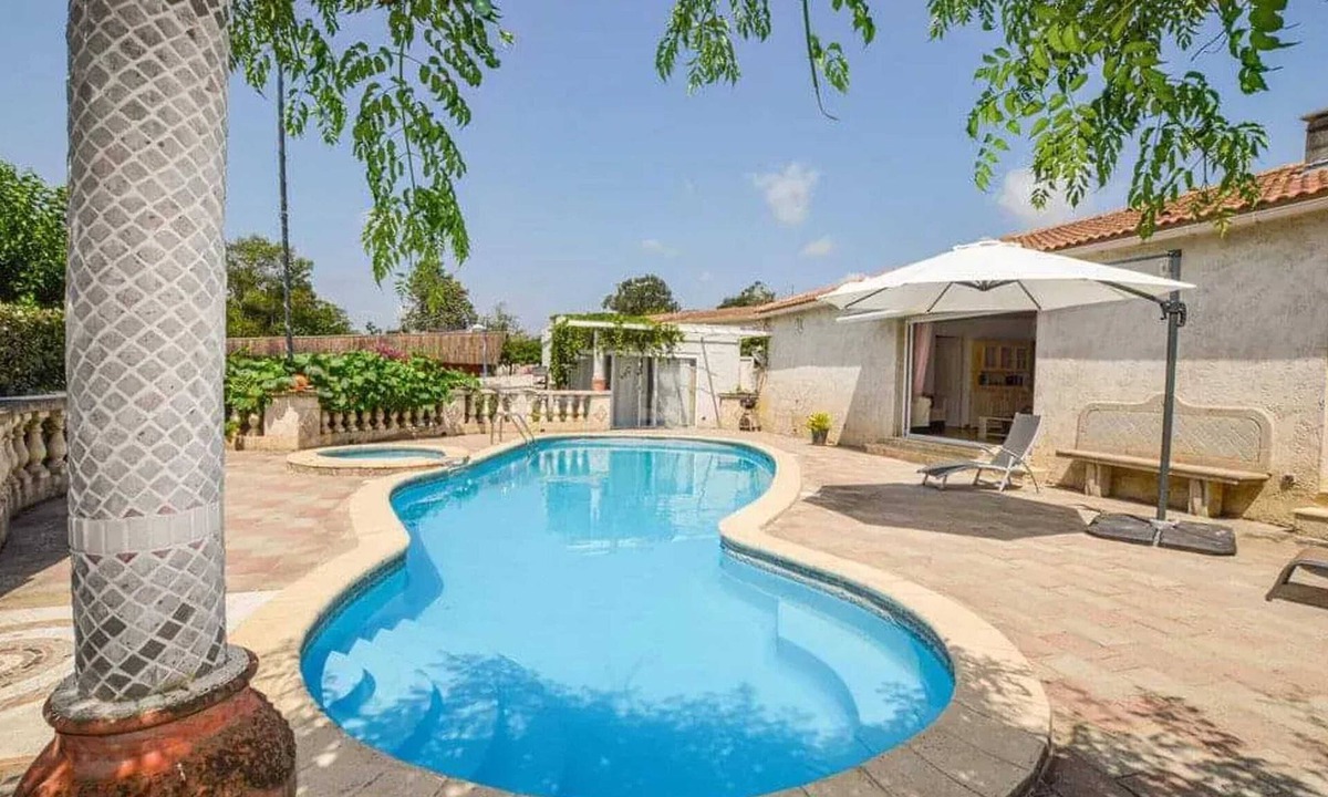 Aleria Villa | Homerez - Villa in Aléria with Pool