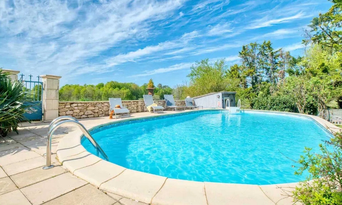 Bosset Villa | Homerez - Villa in Bosset, pool.