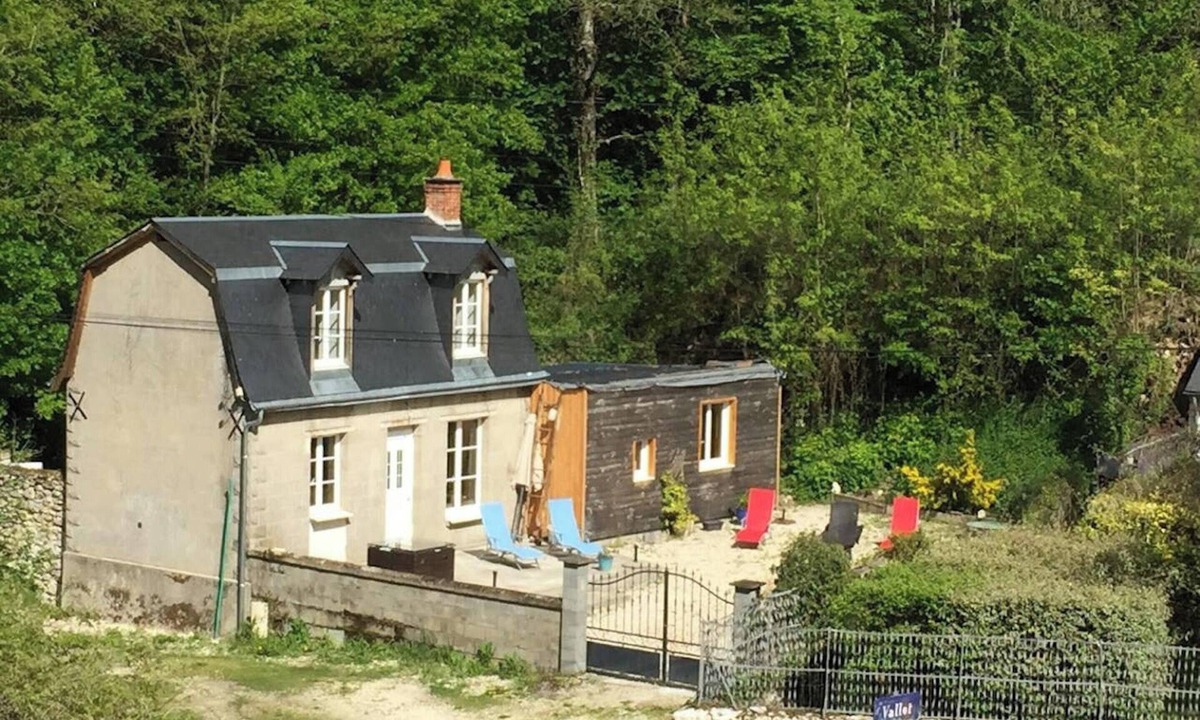 Blere House | Homerez - Welcoming House in Bléré with Fireplace and Terrace