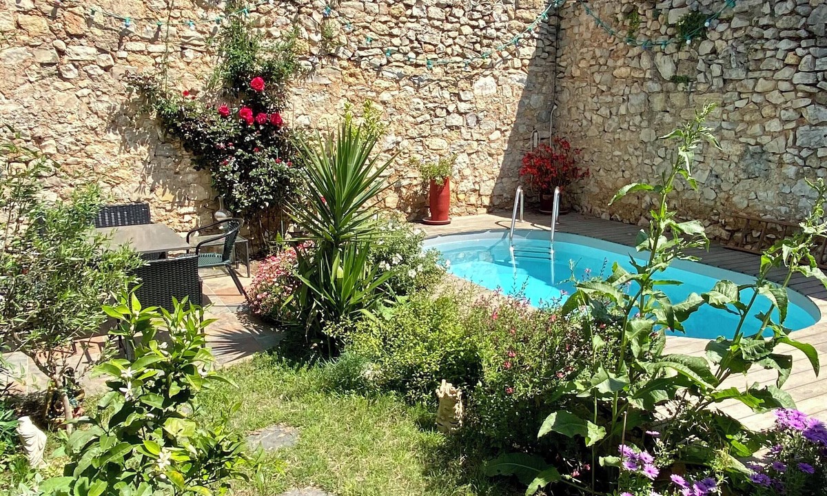 Cournonsec Villa | Homerez - Welcoming villa in Cournonsec with private pool