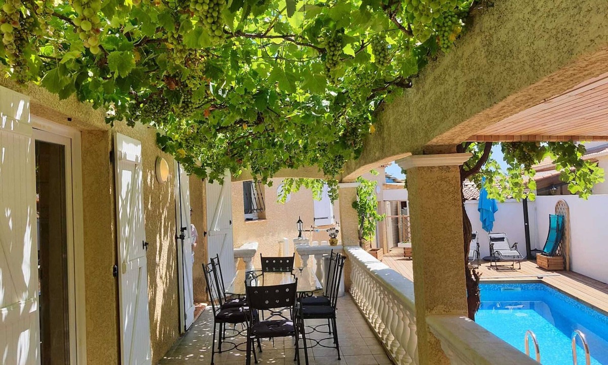 Paulhan Villa | Homerez - Welcoming Villa in Paulhan with Private Pool