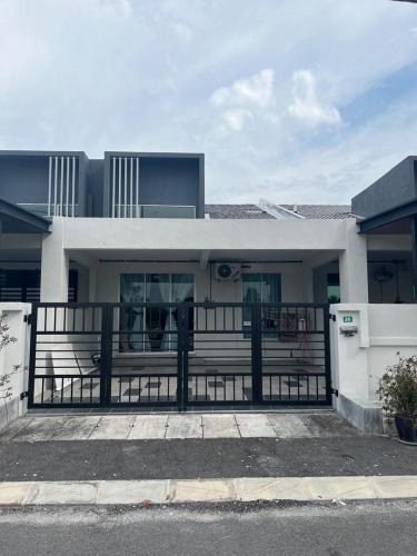 Tanjung Rambutan House | Homestay AtinAya