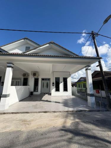 Kawasan Perindustrian Chendering House | Homestay Ayuni