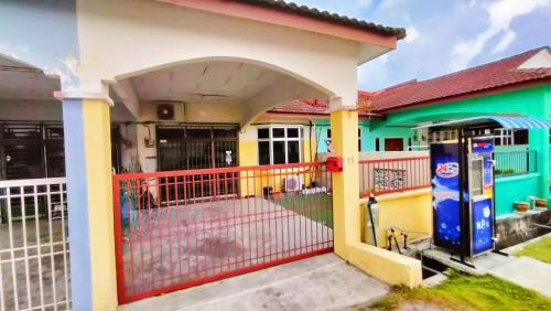 Parit Raja House | Homestay Melewar