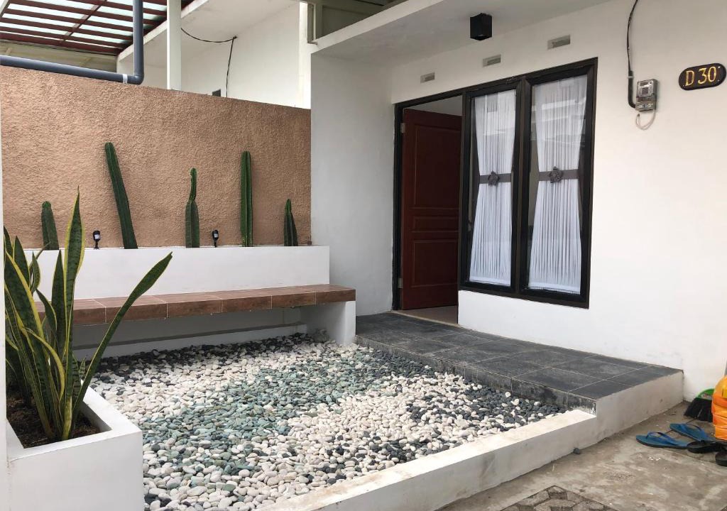 Dinoyo House | Homestay Syariah Orchard Family D30