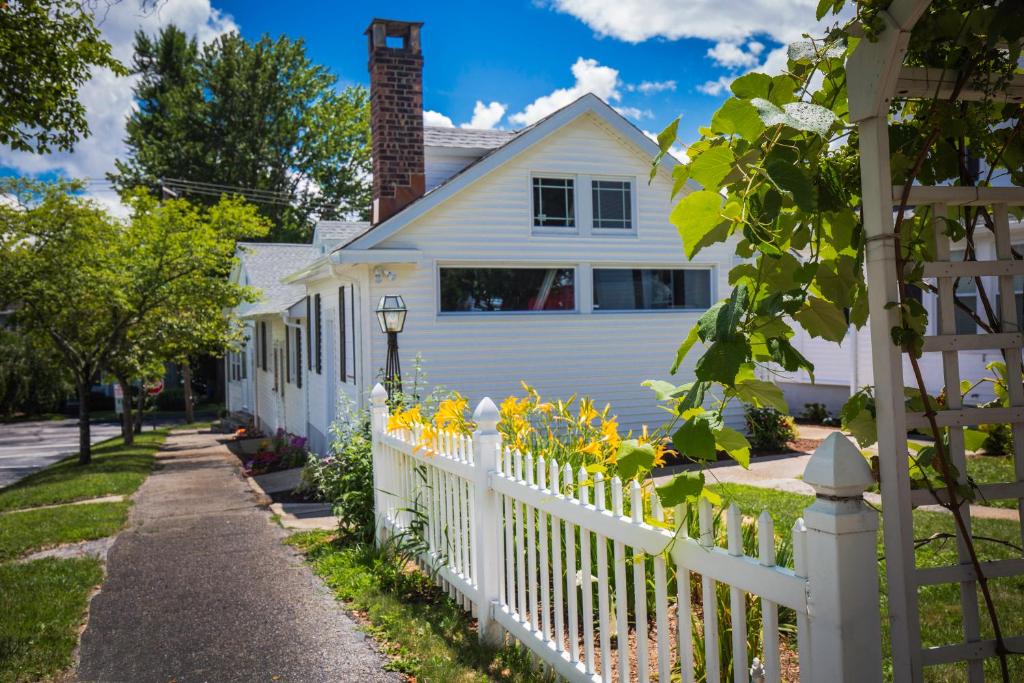 New Milford Bed & Breakfast | Homestead Inn