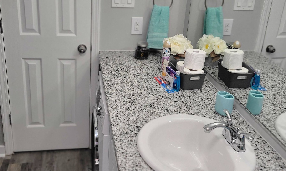 Crabtree Apartment | HomeSweetHome!1bed1bth w/ den.