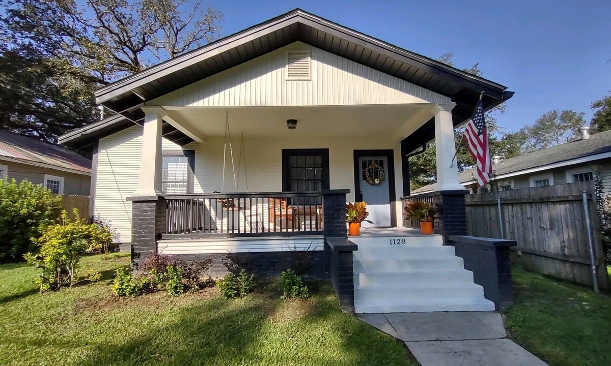 Laurel House | Hometown Hideaway Cozy, pet friendly home 2 minutes from Downtown Laurel, Ms