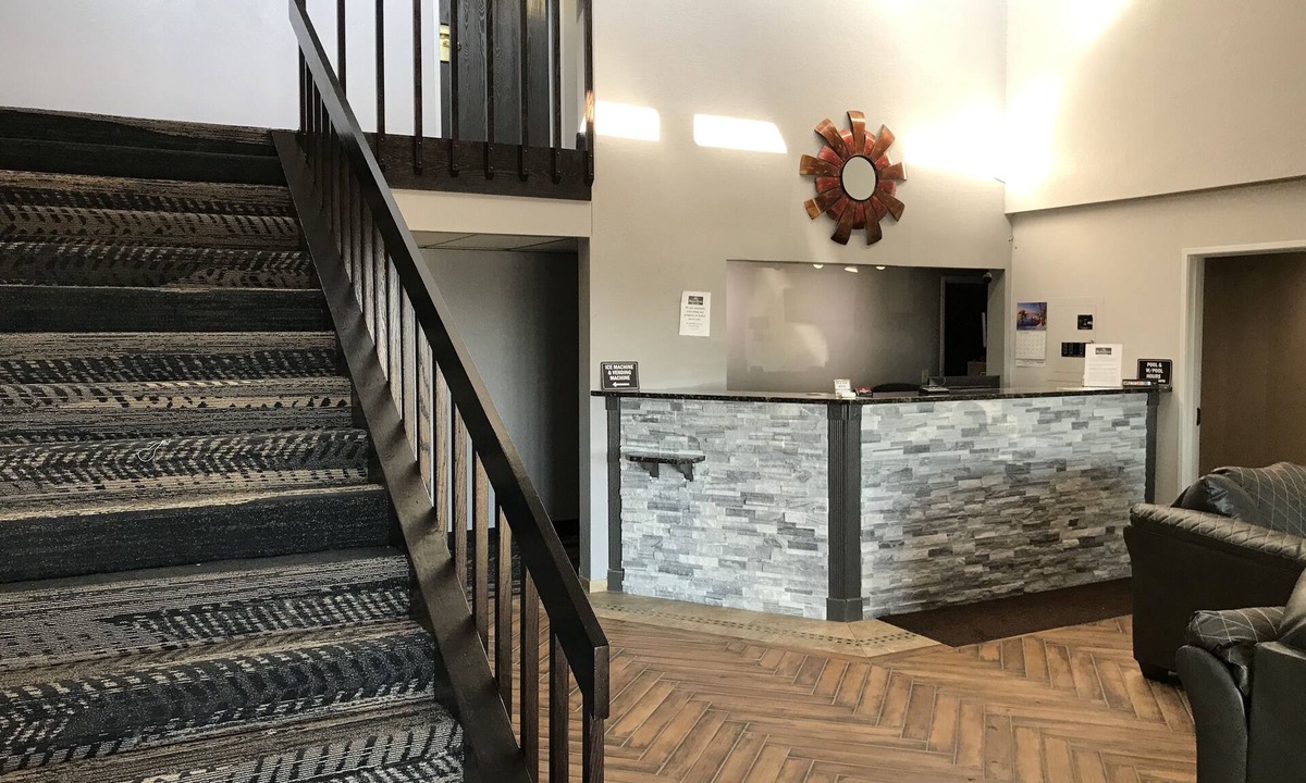 Clearwater Hotel | HomeTown Inn