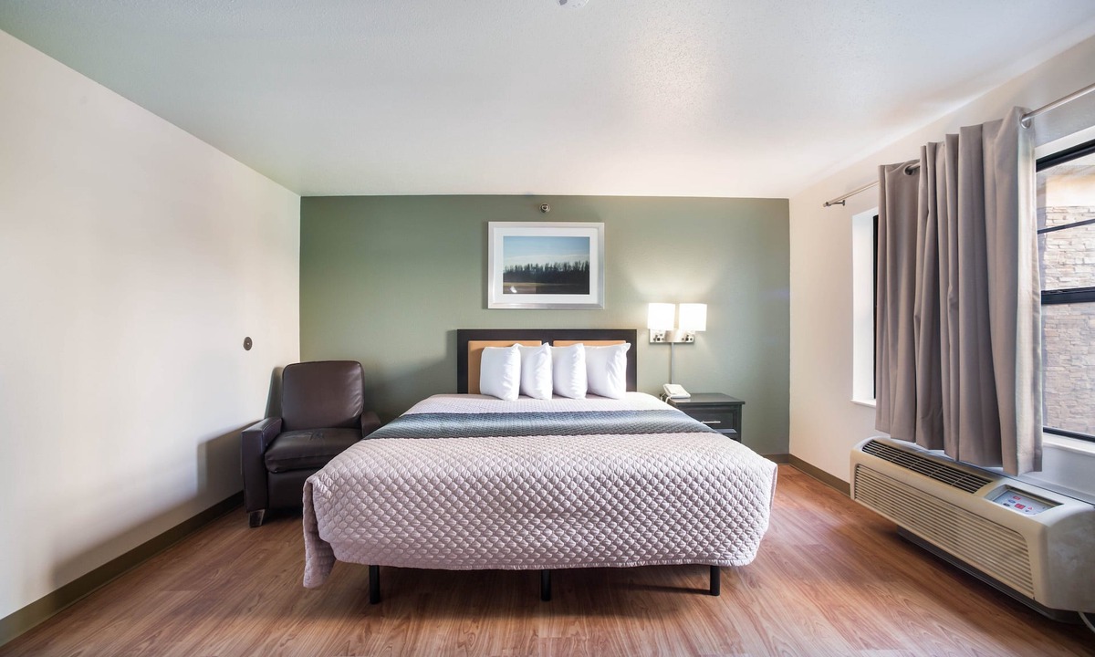 Airport Township Hotel | HomeTowne Studios by Red Roof St. Louis - Airport/N Lindbergh