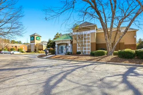 Norcross Hotel | HomeTowne Studios by Red Roof Atlanta - Peachtree Corners