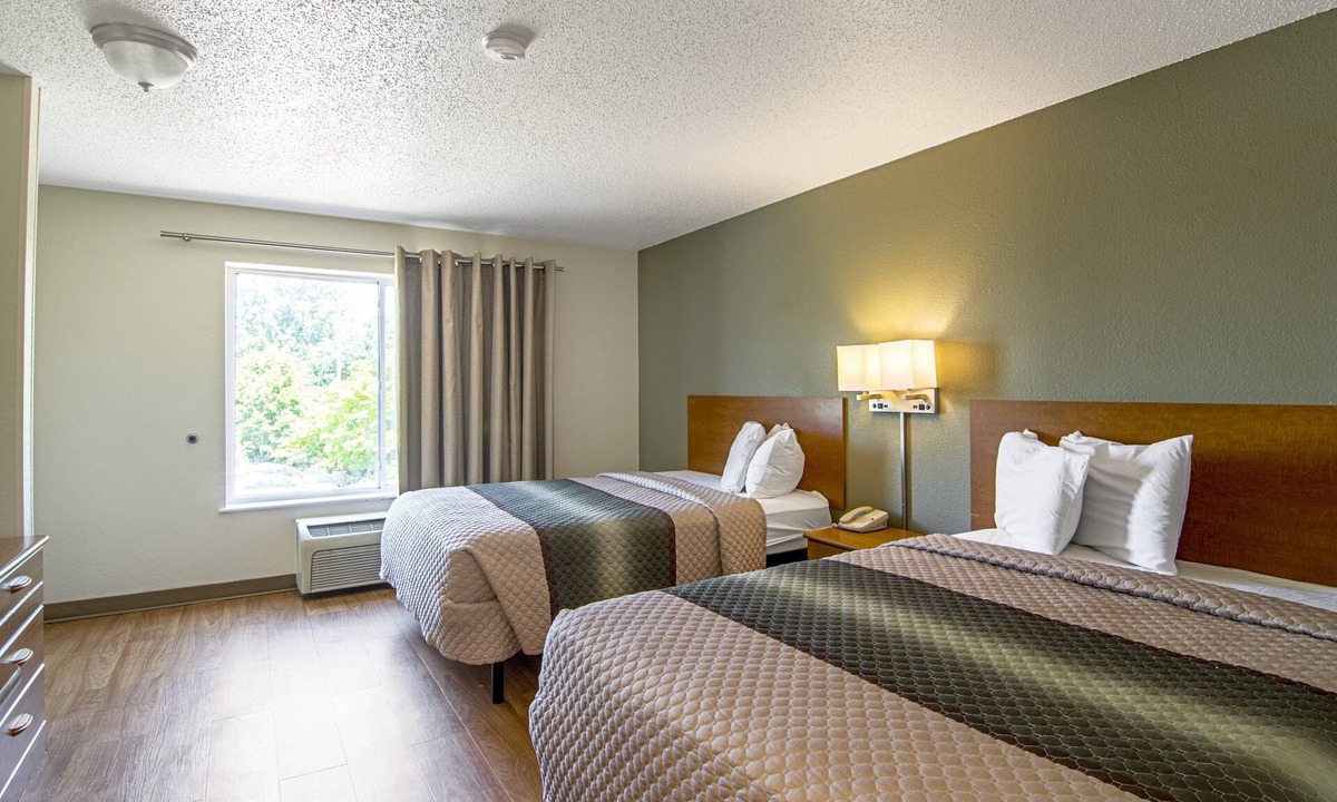 Waukegan Hotel | HomeTowne Studios by Red Roof Chicago - Waukegan