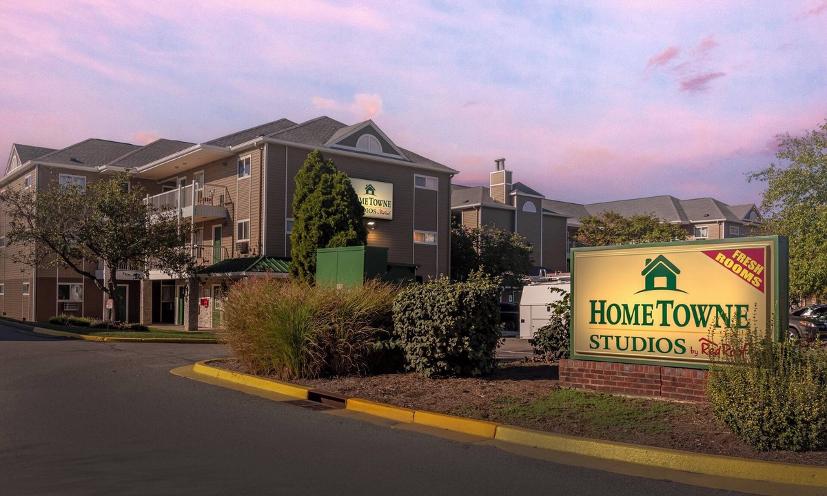 Jeffersontown Hotel | HomeTowne Studios by Red Roof Louisville