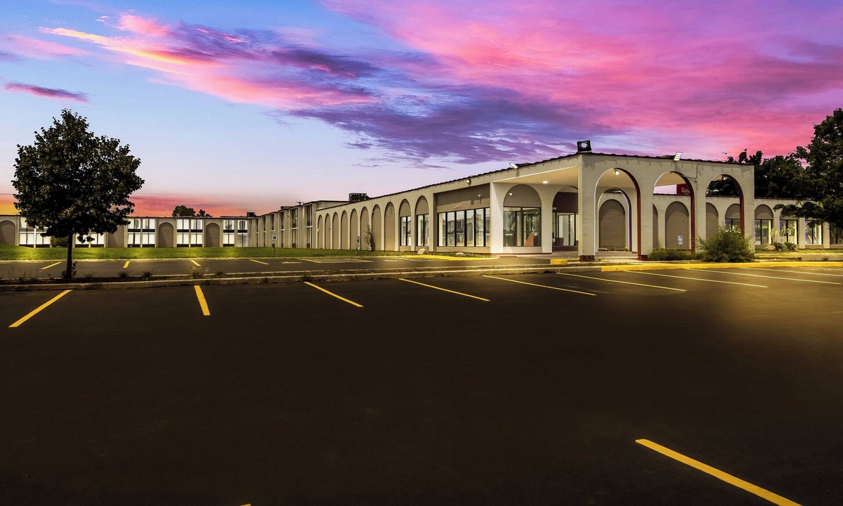 North Aurora Hotel | HomeTowne Studios by Red Roof & Conference Center Chicago – N Aurora/Naperville