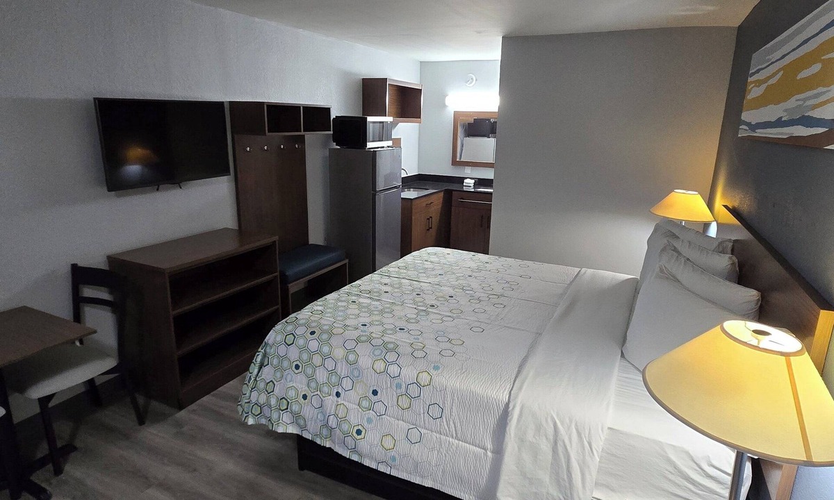 LaGrange Hotel | HomeTowne Studios LaGrange