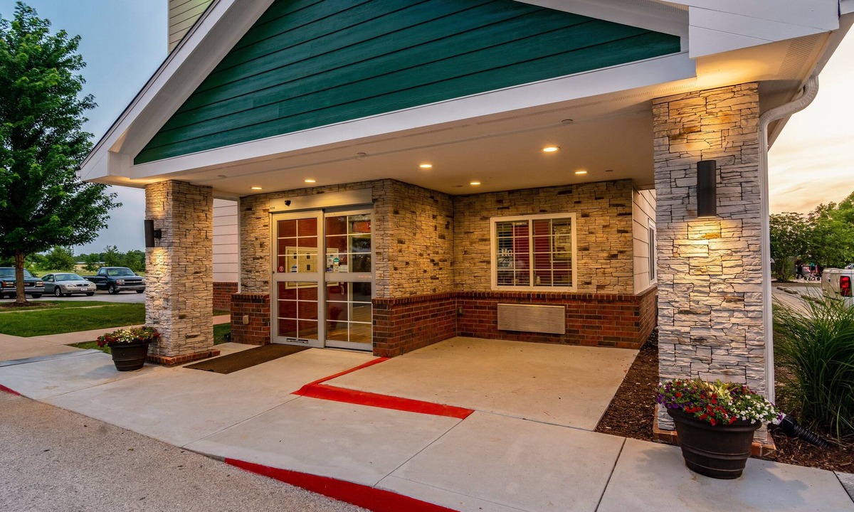 Bentonville Hotel | HomeTowne Studios & Suites by Red Roof Bentonville